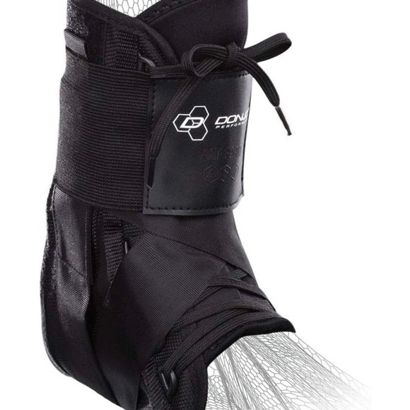 DonJoy's comprehensive Lace-up brace with figure 8 straps for stabilizat… - Picture 4 of 7